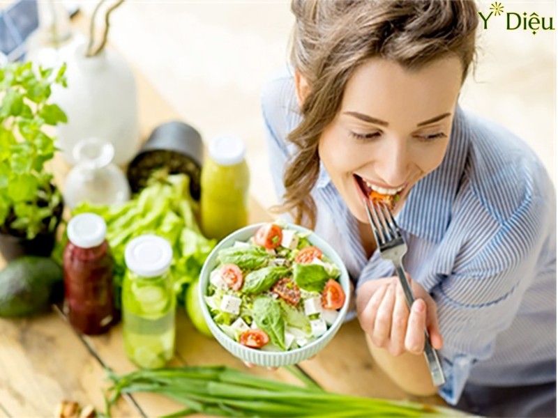 Nên thường xuyên ăn rau và hoa quả, salat đễ hỗ trợ tiêu hóa
